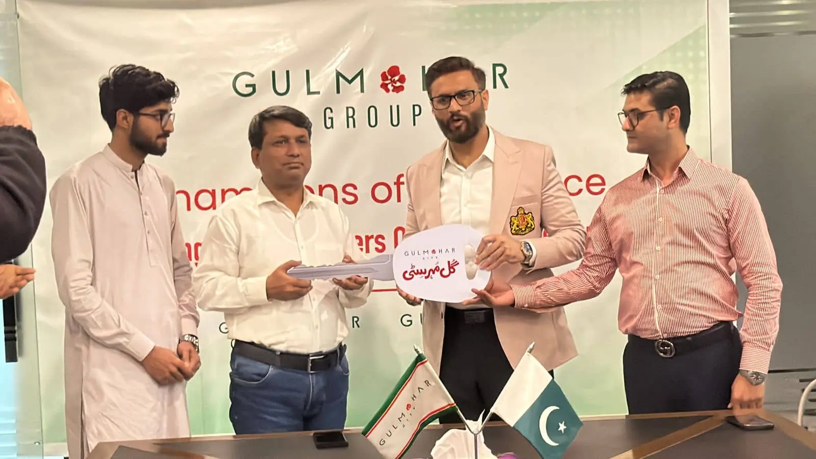 Mr Nayyar Abbas receiving performance award from chairman gulmohhar city Karachi for highest sales in Gulmohar city